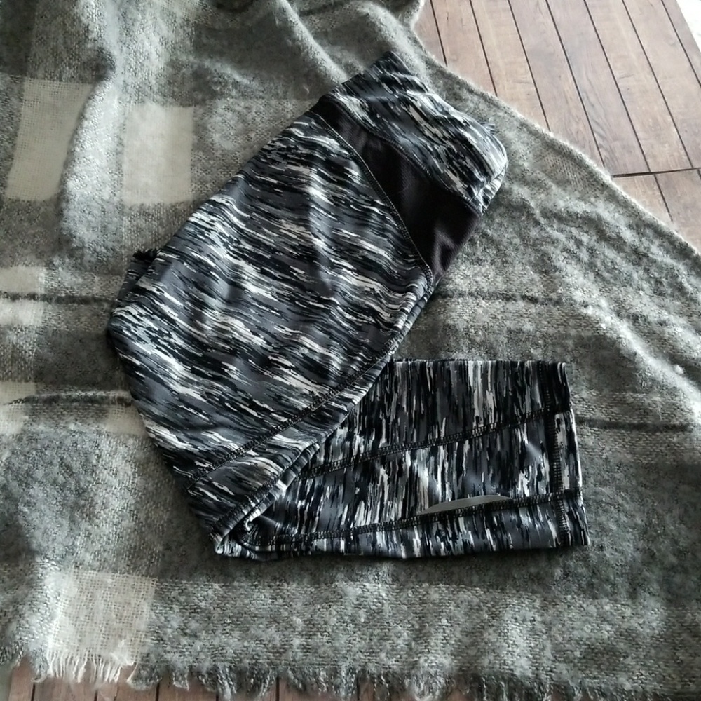 Like-new Tek Gear cropped compression pants